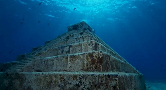 Piramide subacvatice vechi de 10000 ani