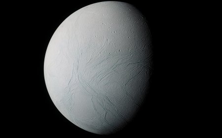 Raze cosmice ca sursă de energie pentru viață pe Enceladus și alte lumi înghețate