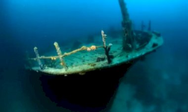 Epavă misterioasă descoperită de doi vânători de comori